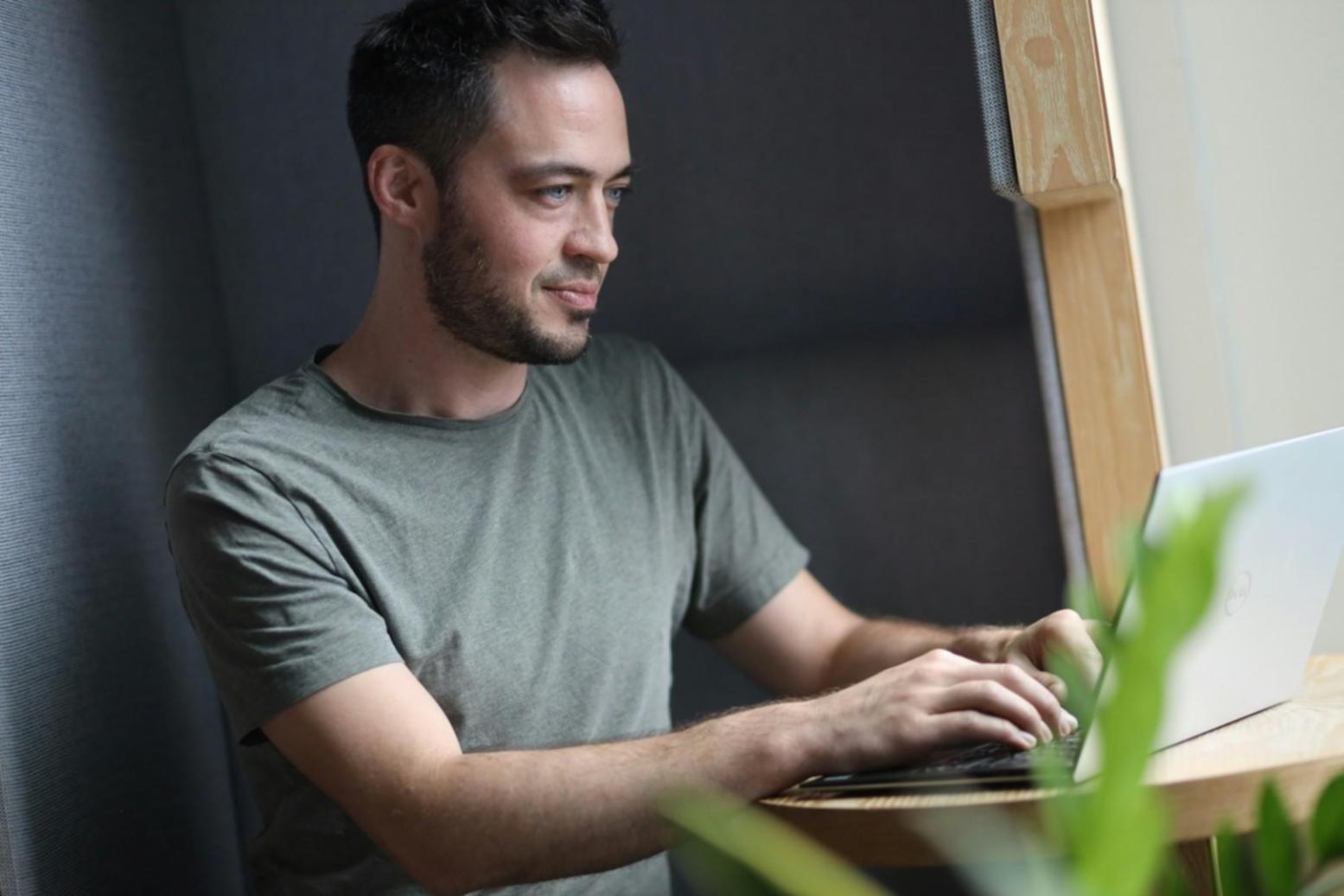 Studierende bei der Projektarbeit mit Laptops und Dokumenten