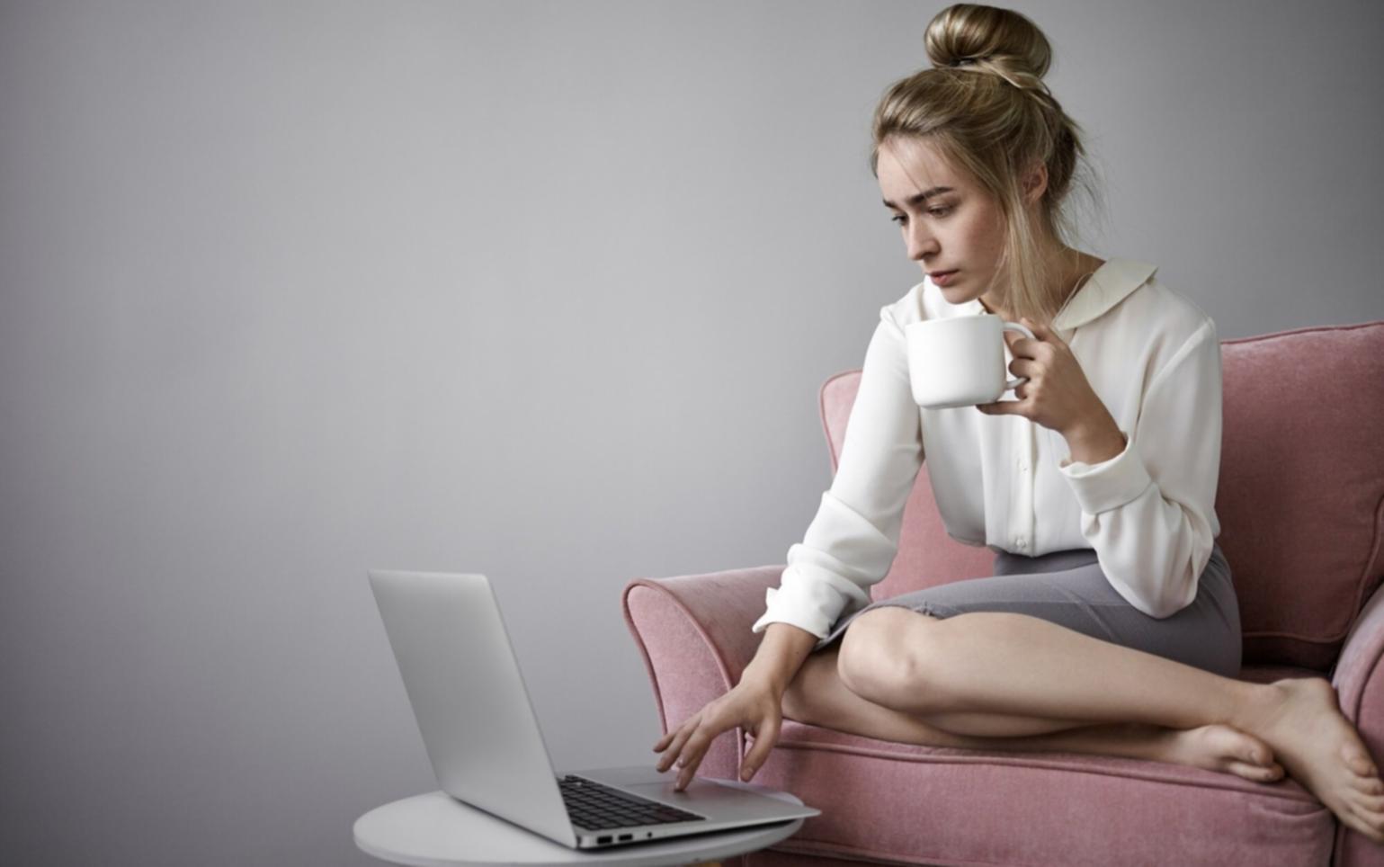 Moderne Büroumgebung mit Finanzanalysten bei der Arbeit